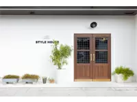 白基調のオシャレなオフィスエントランス。