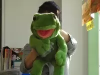 文字指導を行う大事なパートナー　“ガマくん”