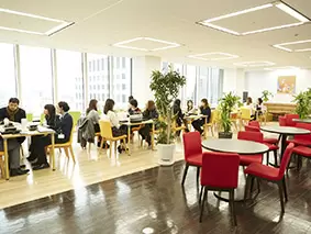 お昼休みは綺麗で広々とした休憩スペースで♪