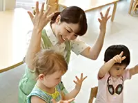 「子どもが好き」という動機でもOK! 資格のない方には、保育士試験対策講座が無料で受けられる等の支援あり