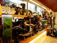 代表兼デザイナーである佐藤の生み出す世界観は多くのファンを魅了しています。