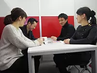 会議中も堅苦しい雰囲気はなく、ついついプライベートな話に脱線したり。居心地の良い環境です！