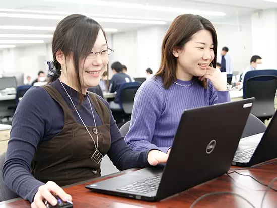 休憩中の雑談からアイデアが生まれることも。ひらめきも大切にしています♪