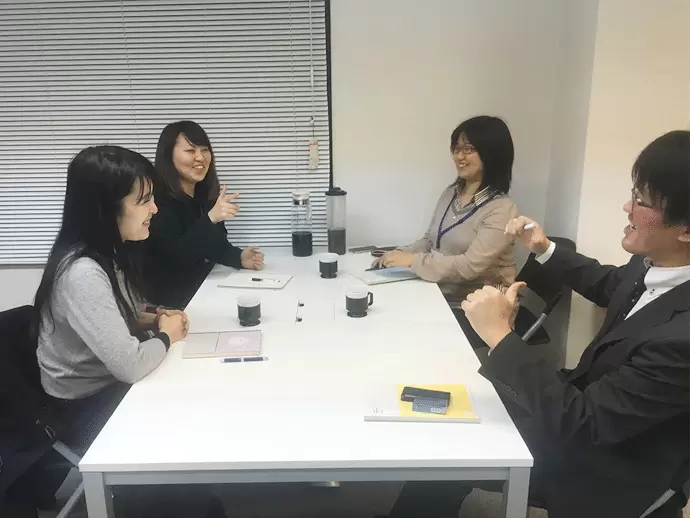 平均年齢は約30歳。同年代の社員が多いため、分からないことや質問も気軽にできる職場です！