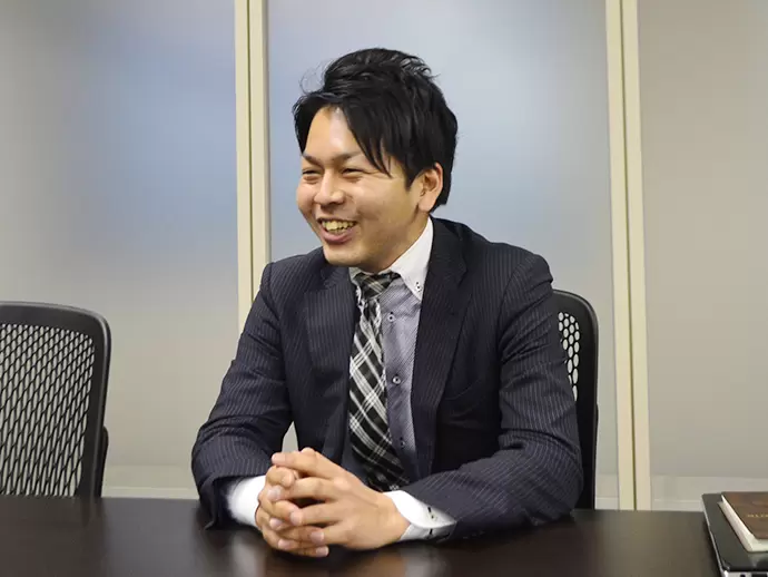 困っているときや忙しいときに、社員同士声を掛け合える雰囲気があります。（営業／藁科）