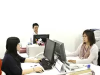 業務中はしっかり集中！メリハリをつけて、皆ほとんど定時に帰っています♪