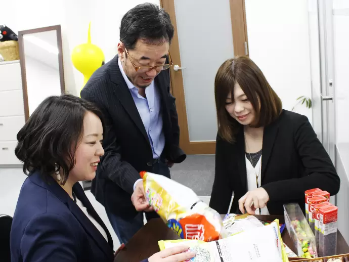 社長を交えて「駄菓子会」イベントの駄菓子を選定中…社長「僕もホスト役だからね」