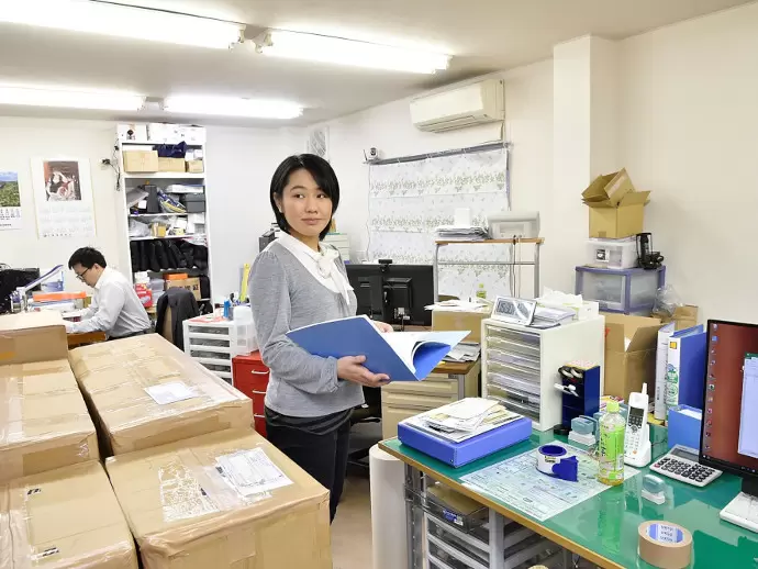 ご覧の通り、オフィス内には出荷前の段ボールが山積みになっていることも。