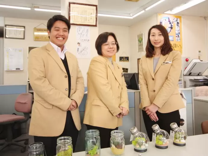 社内はオープンで明るいオフィス。お客様をいつも笑顔でお迎えしています。