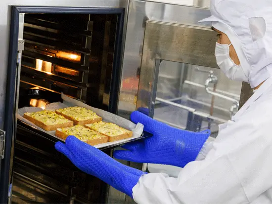 給食センターではなく、学校でつくる「自校方式」でおいしい給食を届けています！