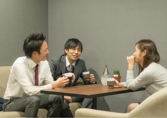 リフレッシュルームでのひとコマ。雑談の中からも新しい情報や発見から仕事につながることも。