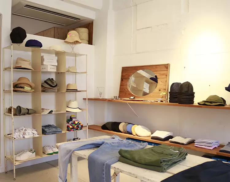 オリジナルブランド以外にも、国内外から買い付けてきた洋服などのセレクトアイテムも取り扱っています！