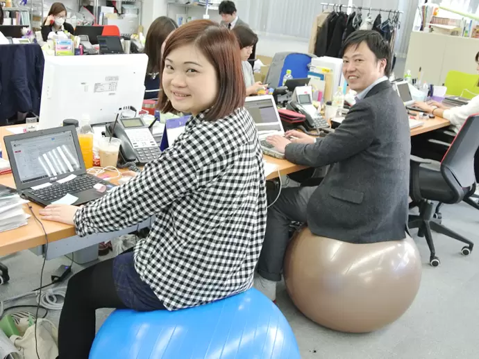 バランスボールに座って仕事を進める社員も。自分にあった方法で集中モード！