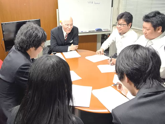 毎月帰社日には英会話講習を実施。講師はネイティブカナダ人で現在5代目です。