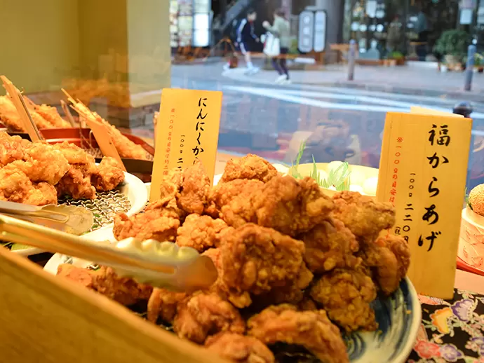 から揚げなどのお惣菜はお客様に大人気！本当に美味しいので、ファンになってしまう社員も多いんです☆