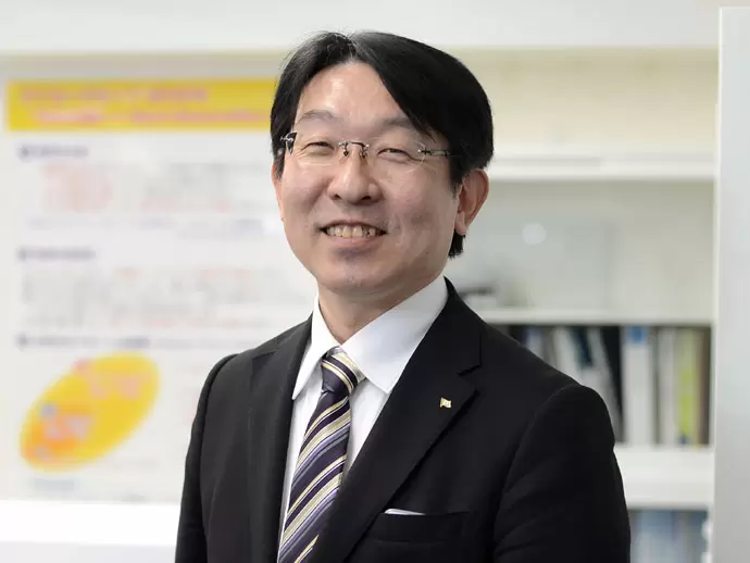 秘書チームの脊戸川(セトガワ)です。まずは私のサポートをしながら、仕事に慣れていってくださいね。