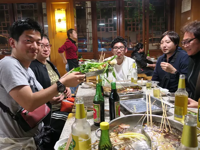 年1回、社員旅行に行っています。2016年は中国・成都でエスニックな鍋を囲みました。