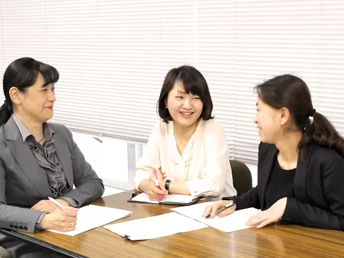 仕事はチームで進めることが多く、和気あいあいとした雰囲気の職場です！