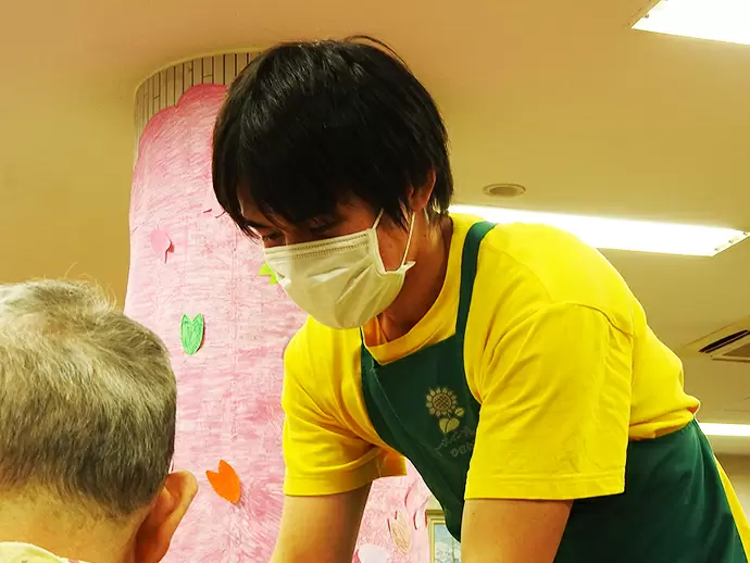 夕食タイムはみんなが楽しみにしているリラックスタイム。にぎやかに時間が過ぎます。