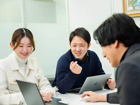 仲間をサポートする意識が高い社風です！分からないことがあれば気軽に聞けるので安心してください♪