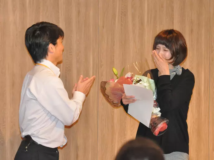 半年に一度行われる表彰式の様子。頑張りが認められ、社長以下全員からの祝福に感無量です。