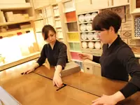 HIGASHIYAならではの和菓子の梱包作業。無駄の無い美しい所作にお客様からも好評です。