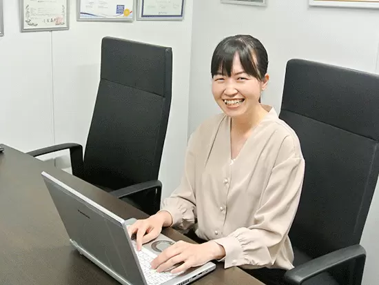 前職では販売職のKさん。他部署との連携を図るとき、前職でのコミュニケーション力が活きたそうです。