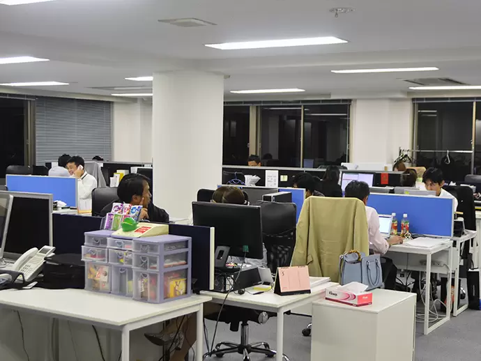 港区の本社では、十分な広さのデスクなど、業務に集中できる環境を整えています。