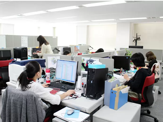 女性も多く、広く明るい活気あるオフィス。あなたもきっとすぐに馴染んでいただけますよ。