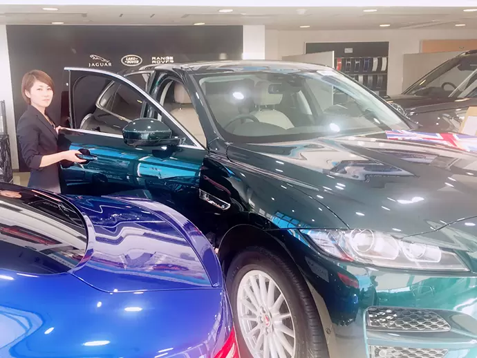 英国産の高級車が展示されるショールームの風景。