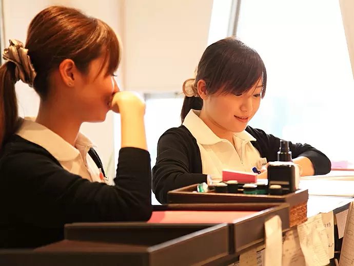 20～30代の女性が活躍中。先輩のサポートのもと、業界未経験の方も安心してお仕事をスタートいただけます。