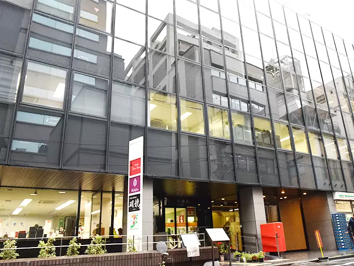 銀座、東銀座駅からも近距離で１Fには  セブンイレブンと郵便局が入居しております。