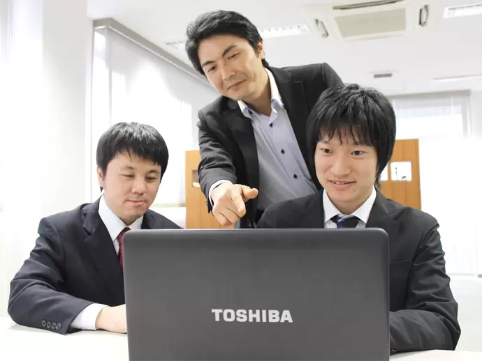 未経験者をしっかりサポートする充実の教育体制。本当に“ゼロから”エンジニアへと成長できるんです！