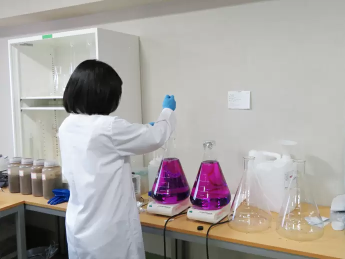 試薬の調達・調製。正確さが問われる作業です。慎重に☆