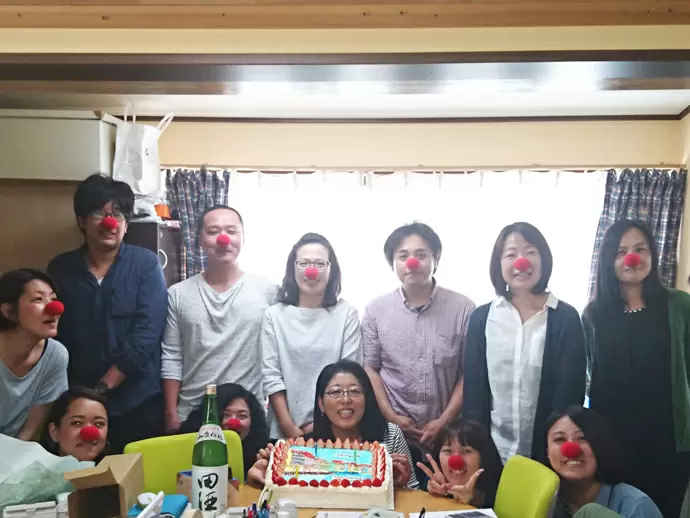 理事長の誕生日会には、毎年みんなでサプライズをします♪仲が良くあたたかいメンバーです◎