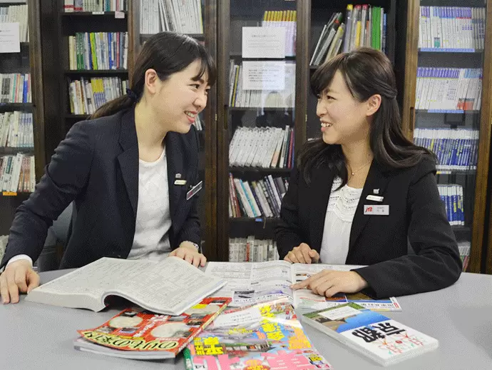 本社には勉強スペースをご用意。スタッフ同士で、情報を教えあっています！
