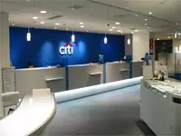お客さまのためのスペースを広くとった店舗フロア