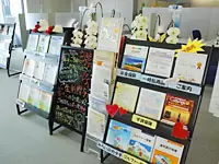 ライフプラザ内にはパンフレットがずらり。さまざまなニーズに対応できる商品力が強みです。