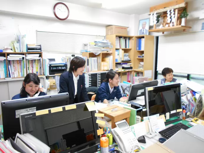 和気あいあいとした職場。時には笑いが起こることも。