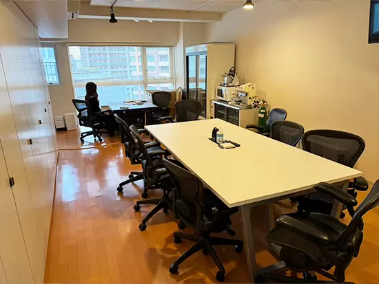 10時半出社なので朝はゆっくりでき、残業も少なめだから定時上がりが基本。メリハリのついた職場です。