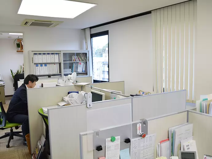 ホワイトを基調にしたオフィス。一人ひとりの距離が近いのも特徴です。