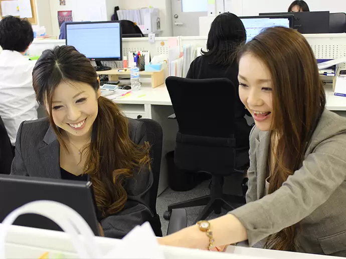 社員同士で自然と助け合う、アットホームな社風。すんなり馴染めるはずですよ。
