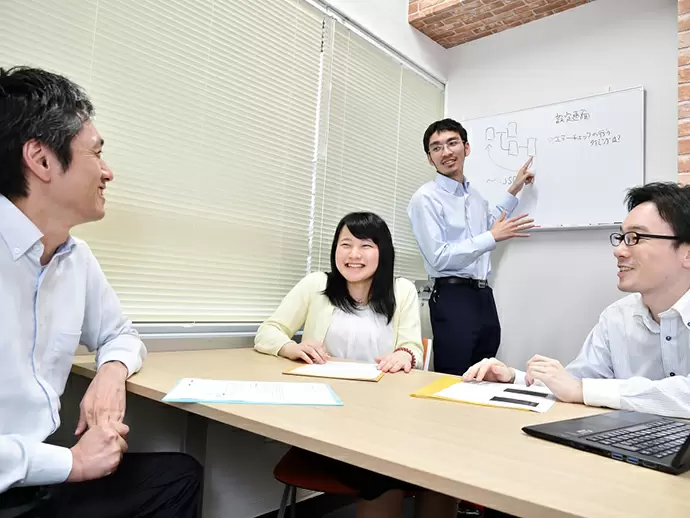 社内研修も随時開催！社員が先生となって、最新情報などを共有しています。