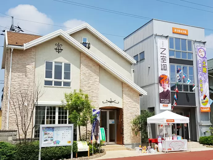 職場はオシャレで綺麗な展示場です。マイカー通勤も可能です！