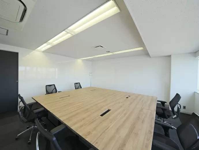 当社の会議室です。お客様が訪問された場合はこちらの部屋にお通しします。