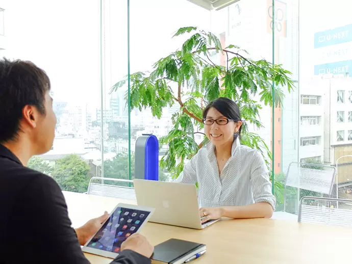 コミュニケーションが活発な社内。 チームのメンバーに限らず、積極的に意見交換をしています。