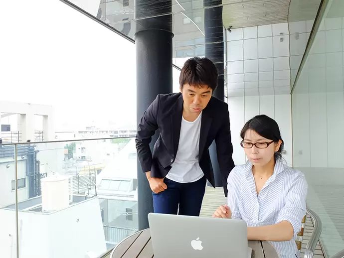 気分転換したいときは、開放感のあるテラスで打ち合わせ。夏は花火大会も見れます！