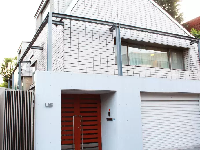 このモダンな一軒家が、当社のオフィスです！閑静な住宅街の中にあるため、業務に集中できます！