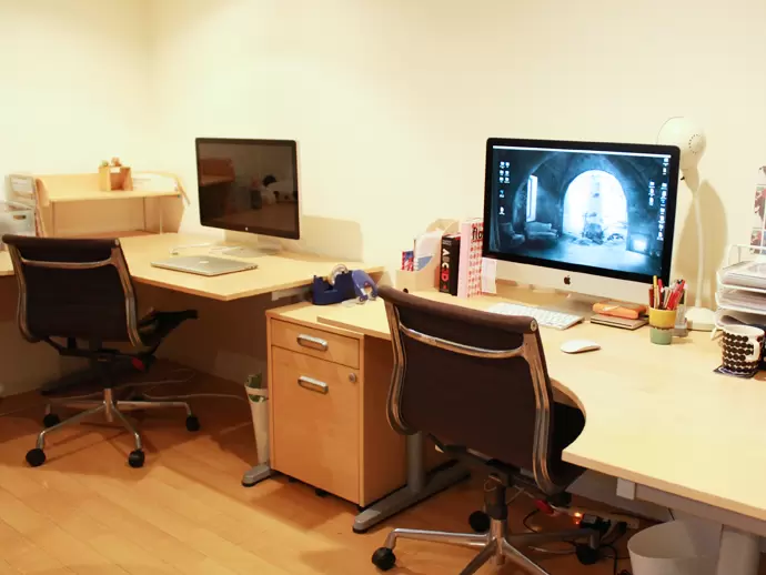 一軒家の中で部署ごとに部屋がわかれています！一人当たりの作業スペースが広く、自分の空間を創れます！