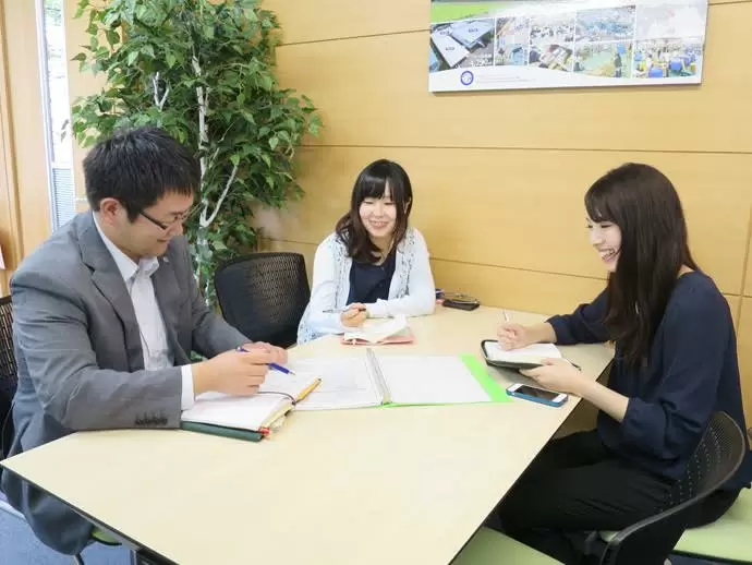 打ち合わせの中でも笑いが絶えません！部署間のコミュニケーションはしっかり取れます。